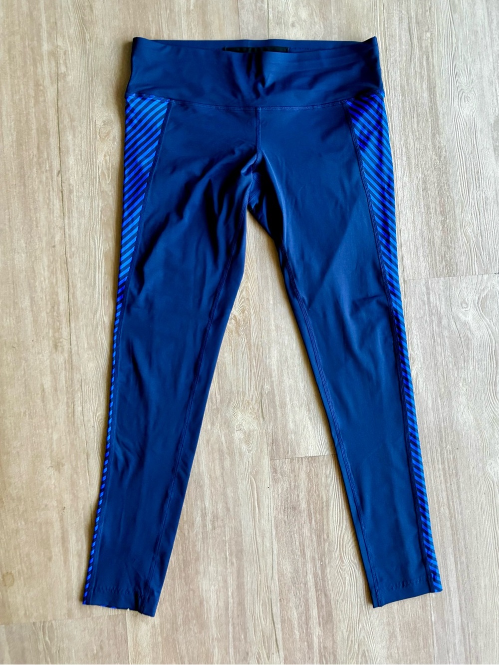 Athleta 7/8 tight compression leaching Navy blue stripe panel slimming M